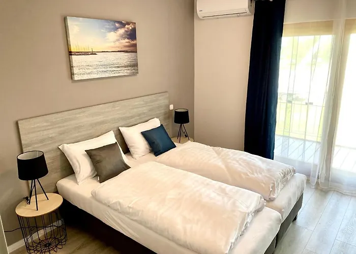 Holiday Hotel Siofok 3* שיופוק